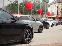 Oświetlenie zewnętrzne salonu samochowego
